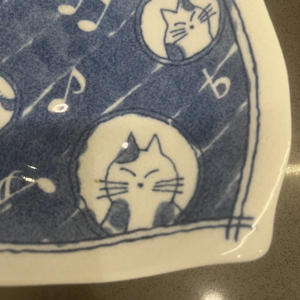 Cat and musical note design plate, Ehime Matsuyama Tobe ware plate